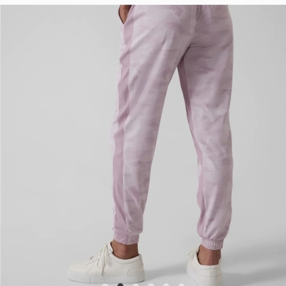 NWT 💕 Athleta Brooklyn Lined Camo Joggers Sz. 6 - Picture 2 of 15